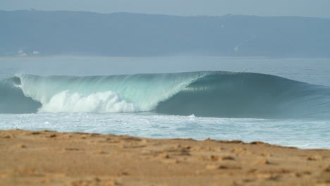 Perfekte-Welle-In-Nazaré-Mit-Einem-Wunderschönen-Barrel