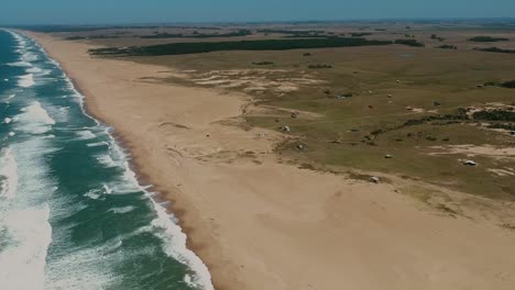 Umweltzustand-Des-Küstenstrandes-Von-Rocha,-Uruguay