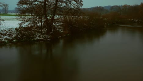 Reflexionen-Und-Schnee-Am-Flussufer
