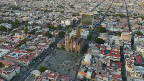 Vista-Aérea-A-Vista-De-Pájaro-De-La-Histórica-Catedral-Católica-En-Guadalajara,-México