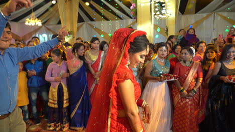 Eine-Braut-Tanzt-Bei-Ihrer-Hochzeitszeremonie-In-Indien