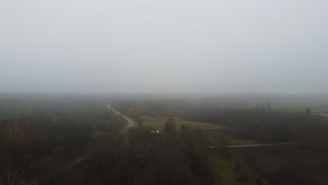 Luftflug-Durch-Dichten-Nebel-über-Litauische-Agrarfelder-Und-Wälder-An-Einem-Kalten-Herbsttag