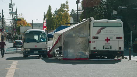 Red-Cross-Bloodmobile-On-The-Street-Of-Tokyo-During-Pandemic---Blood-Donation-Drive-In-Japan---full-shot,-slow-motion