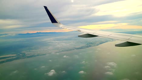Schöner-Morgenblick-Aus-Flugzeugfenstern