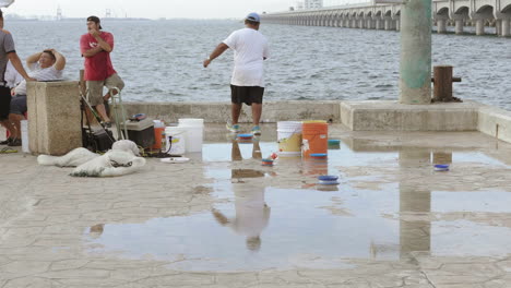 Pescadores-En-El-Muelle-De-Puerto-Progreso-Vida-En-Merida-Yucatan-Mexico
