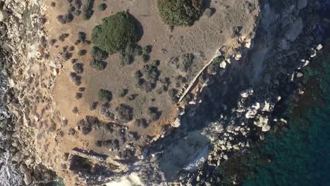 Niedriger-Drohnenschuss,-Der-Nah-über-Den-Ruinen-Der-Unbewohnten-Insel-Yeronisos-Vor-Der-Küste-Zyperns-Fliegt
