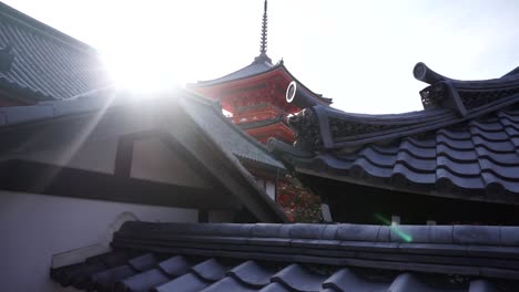 Revele-Hacia-Arriba-Una-Pagoda-Japonesa-Tradicional-En-Uno-De-Los-Puntos-De-Referencia-Y-Destinos-Más-Populares-En-Kyoto,-Japón,-Con-Un-Sol-Brillante