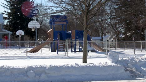 Un-Parque-Vacío-Cubierto-De-Nieve-Durante-Una-Fría-Tarde-De-Invierno-En-Una-Ciudad-Urbana-En-EE.UU.
