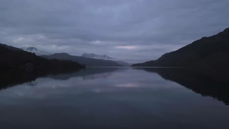 Ein-Tiefflug-über-Einem-See-In-Schottland-Im-Winter