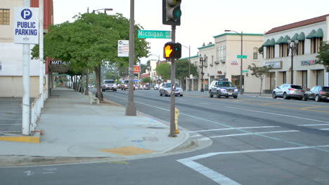 Ich-Stehe-Auf-Dem-Bürgersteig-In-Los-Angeles-Und-Warte-Darauf,-Dass-Die-Ampel-Umschaltet,-Damit-Ich-Neben-Einem-Fußgängerschild-Die-Straße-überqueren-Kann