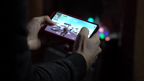 Mann-Spielt-Fortnite-Mit-Einem-Smartphone
