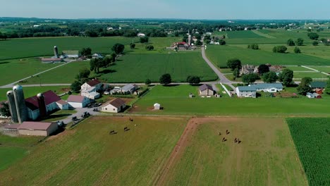 Amish-Sonntagstreffen-Auf-Dem-Land-Und-Auf-Ackerland,-Gesehen-Von-Einer-Drohne
