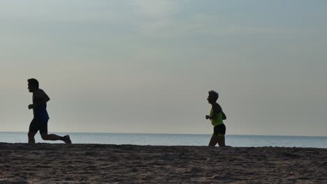 Ein-Rennen-Von-Menschen-Am-Strand-Am-Morgen