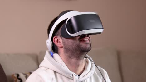 Eine-Nahaufnahme-Eines-Jungen-Bärtigen-Mannes,-Der-Ein-Virtual-Reality-Headset-Genießt
