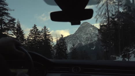 Zeitlupenaufnahmen-Durch-Das-Seitenfenster-Des-Autos-Während-Der-Fahrt-In-Den-Schweizer-Alpen