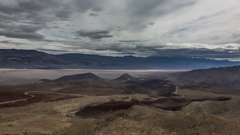Stationärer-Tageszeitraffer-Der-Wolken-über-Einem-Tal-Und-Entfernten-Bergen-Von-Einem-Aussichtspunkt-Im-Death-Valley