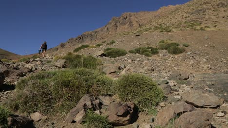 Mujer-Haciendo-Senderismo-En-Las-Montañas-Del-Atlas-De-Marruecos