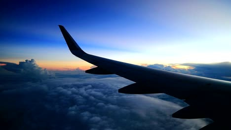 Bewölkter-Himmel-Am-Morgen-Mit-Blick-Auf-Den-Sonnenaufgang-Aus-Den-Flugzeugfenstern