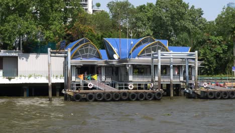 Icon-Siam-Shuttle-Bootsanlegestelle-Entlang-Des-Flusses-Chao-Phraya