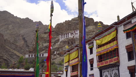 Hermoso-Y-Colorido-Monasterio-De-Hemis-En-Las-Montañas-Del-Himalaya-Con-Banderas-De-Oración,-Movimiento-De-Paralaje-De-La-Muñeca-De-La-Cámara