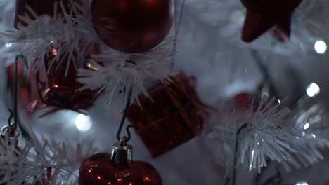 Rote-Weihnachtsschmuck-Auf-Einem-Weißen-Baum