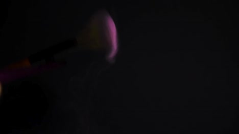 Zeitlupe-Eines-Make-up-Pinsels-Mit-Rosa-Puderexplosion-Und-Explosion-Auf-Schwarzem-Hintergrund