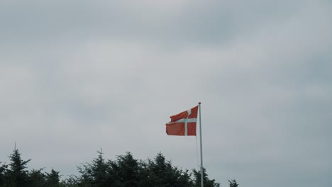 Bandera-Danesa-Ondea-En-El-Viento-Con-Fondo-De-Cielo-Nublado-En-Ligera-Cámara-Lenta