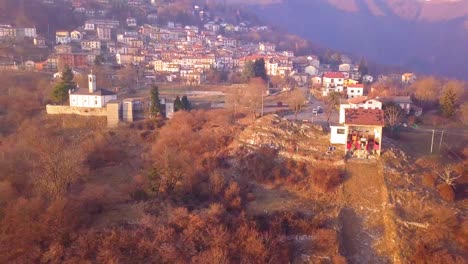 Luftaufnahmen-Einer-Drohne,-Die-Von-Einem-Kleinen-Dorf-In-Norditalien-Wegfliegt