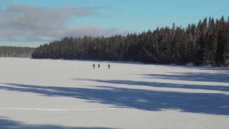 Gente-Caminando-Por-Un-Lago-Congelado-Durante-El-Invierno