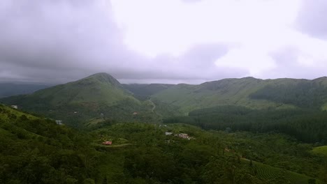 Bewegungsablauf-Von-Gewitterwolken,-Die-Sich-Schnell-Auf-Dem-Gipfel-Des-Berges-In-Vagamon,-Kerala,-Indien-Bewegen