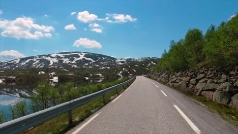 Fahren-Auf-Der-Straße-In-Den-Norwegischen-Bergen