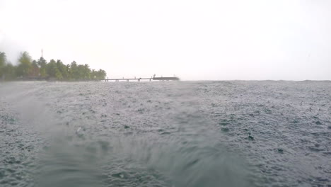 Zeitlupenaufnahme-Von-Regen,-Der-Beim-Schnorcheln-Auf-Den-Malediven-über-Das-Wasser-Und-Darunter-Fällt