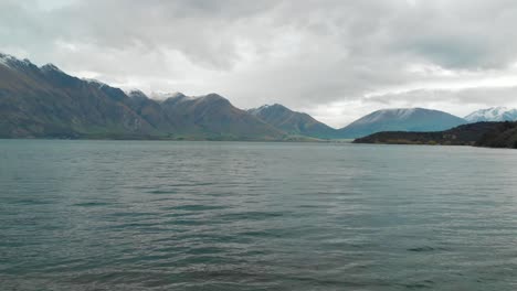 Flug-über-Den-Wunderschönen-Blauen-Lake-Wakatipu,-Queenstown,-Neuseeland-Mit-Bergen,-Neuschnee,-Wolken,-Blauen-Himmelsbäumen-Im-Hintergrund---Luftdrohne