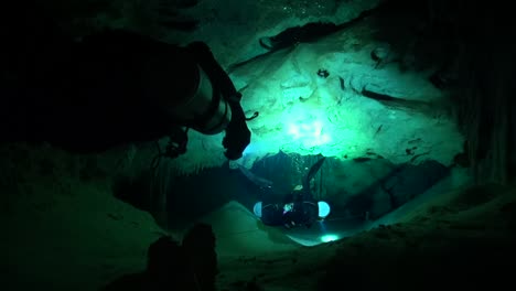 Cave-divers-follow-the-line