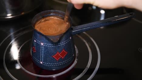 Zu-Hause-Türkischen-Kaffee-Zubereiten,-Nahaufnahme,-Niemand,-Männliche-Hand-Rührt-Kaffee-Mit-Einem-Löffel