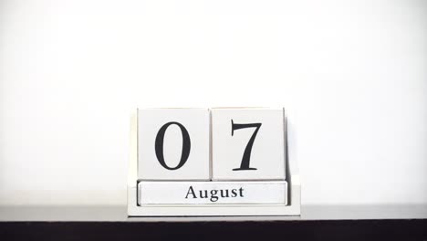 White-Calendar-Time-Lapse-August