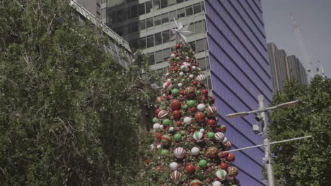 Weitwinkelaufnahme-Eines-Riesigen-Dekorations-Weihnachtsbaums-In-Martin-Place,-Sydney,-Australien,-An-Einem-Sonnigen-Tag
