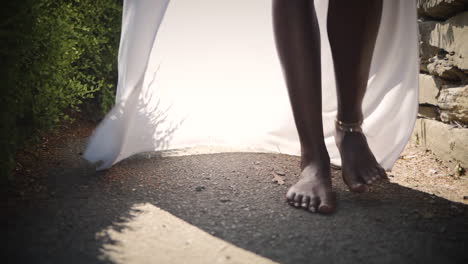 Bella-Mujer-Africana-Caminando-Descalza-En-Un-Patio