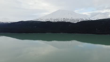 Drone-Panea-De-Izquierda-A-Derecha-Sobre-El-Lago-Alaska