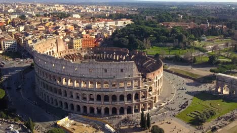 Zooming-in-to-the-Colosseum-Rome,-Italy