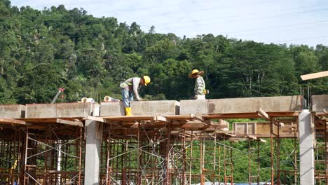 Trabajadores-De-La-Construcción-Que-Instalan-Trabajos-De-Encofrado-De-Madera-Y-Tuberías-De-Agua-De-Lluvia-En-El-Sitio-De-Construcción
