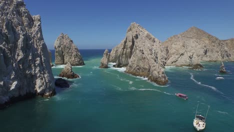 Aerial-Shot-Of-The-Arch-Of-Los-Cabos-And-The-Playa-Del-Divorcio,-Arch-Of-Los-Cabos,-Baja-California-Sur