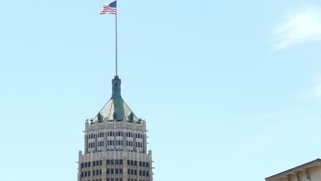 Flagge-Weht-Im-Wind-Auf-Dem-Dach-Des-Regierungsgebäudes-In-San-Antonio,-Texas