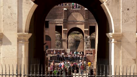 Ver-El-Interior-Del-Famoso-Anfiteatro-Del-Coliseo-Romano-Desde-Un-Arco
