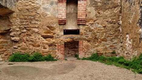 Blick-Aus-Der-Ersten-Person,-Wie-Man-Durch-Eine-Alte-Burgtür-In-Die-Ruinen-Und-Den-Kamin-Eines-Alten-Zimmers-Geht