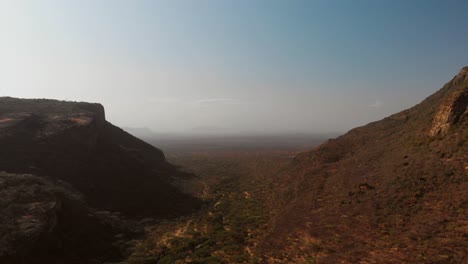 Vista-Aérea-Del-Monte-Sagrado-Ololokwe-Del-Pueblo-Samburu-En-El-Norte-De-Kenia