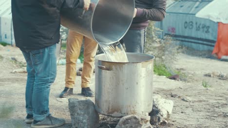 Afghanische-Flüchtlinge-Bereiten-Sich-Darauf-Vor,-Im-Olivenhain-Des-Flüchtlingslagers-Moria-Auf-Der-Insel-Lesbos-Essen-Zu-Kochen