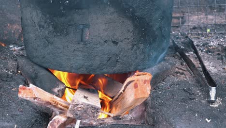 Mittlere-Aufnahme-Eines-Kochtopfes-Auf-Einem-Holzfeuer