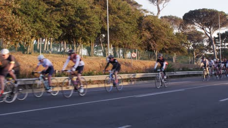Competidores-Saliendo-De-Ciudad-Del-Cabo-Durante-El-Tour-En-Bicicleta-Por-Ciudad-Del-Cabo