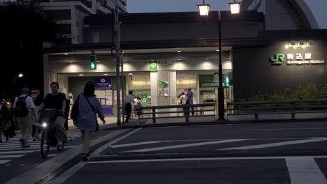 Tokio,-Japan-–:-Jr.-Komagome-Station,-Nordausgang,-4k,-Menschen-In-Der-Dämmerung,-Eilige-Menschenmenge,-Herauszoomen,-Kamera-Fixiert,-Blickwinkel-Neutral